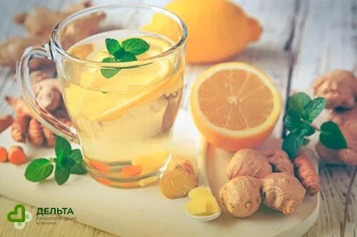 Чашка чая с лимоном и имбирём